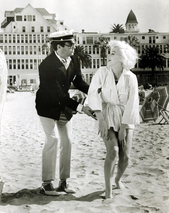 Tony Curtis and Marilyn Monroe in a scene from 'Some like It Hot'.