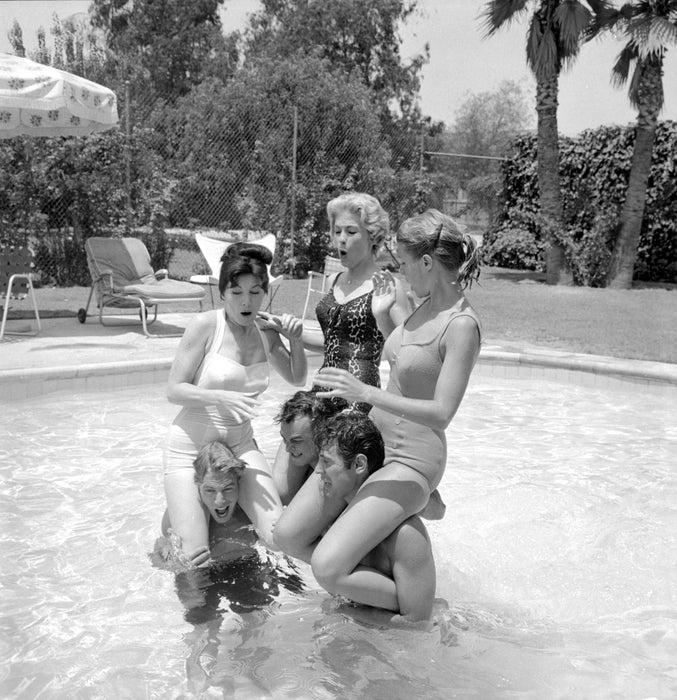 Burt Reynolds and friends in pool in Water Fight